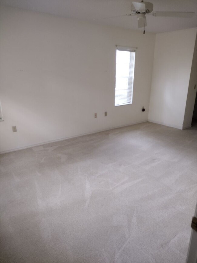 Building Photo - 2 bedroom 2 bathroom Large House for rent ...