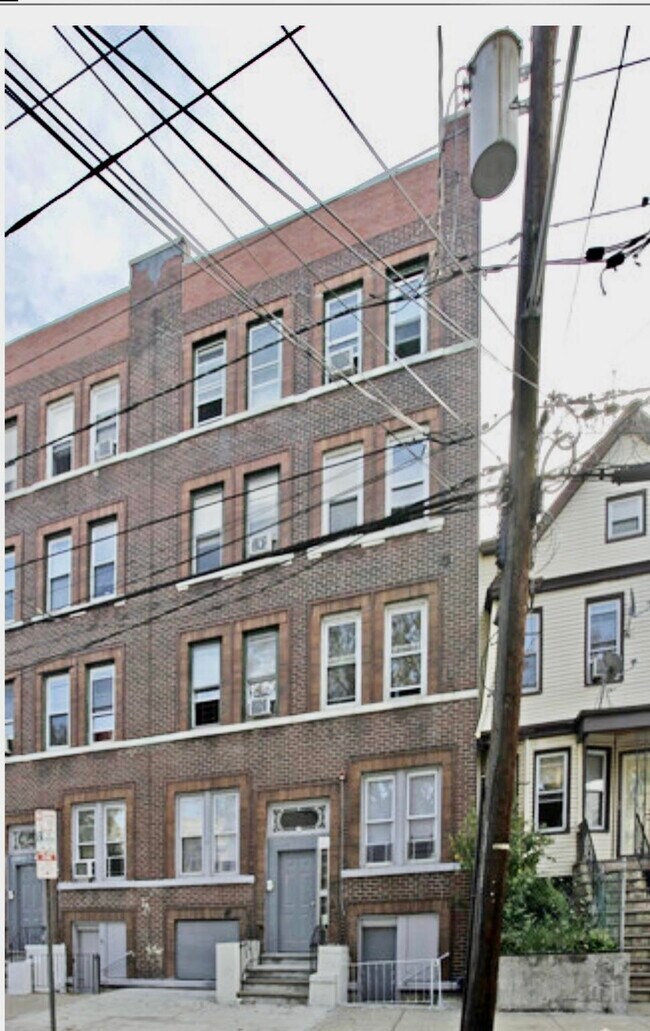 Building Photo - 100 Romaine Ave
