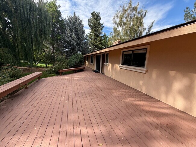 Building Photo - Lakeridge Shores Home!