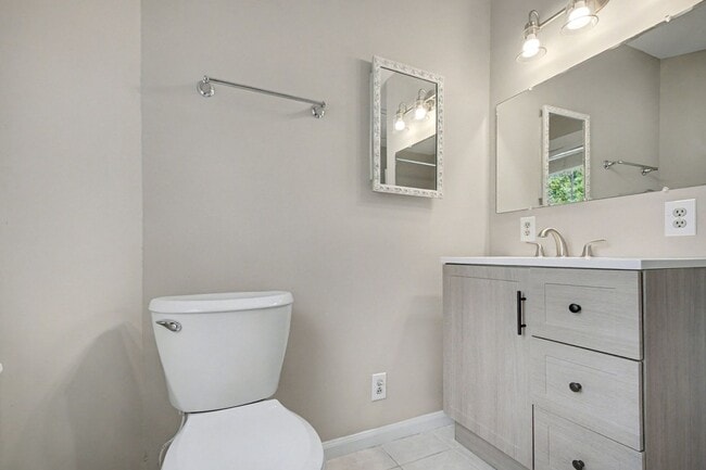 Building Photo - Charming 3-bedroom 2 bathrooms in Downtown...