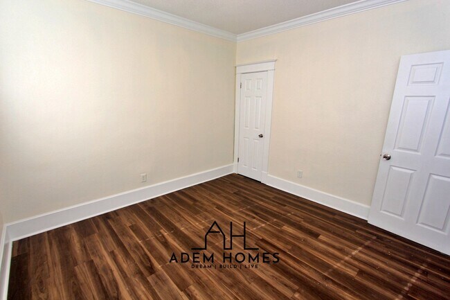 Building Photo - Beautiful Brick Home Minutes from Midtown, Crosstown, Rhodes College!!