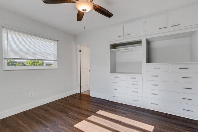 Building Photo - Modern Sarasota 3 Bedroom Home With Separa...