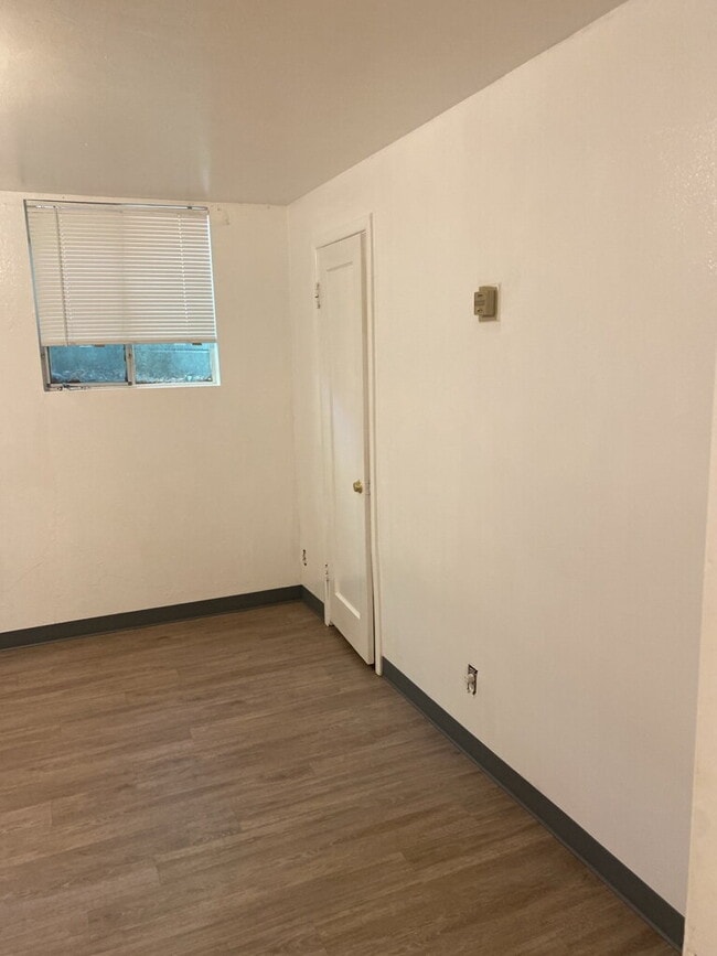 Building Photo - 2BD/1BA Basement Room on The Hill!