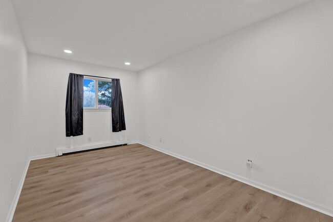 Building Photo - BEAUTIFULLY UPDATED 2 BEDROOM CONDO