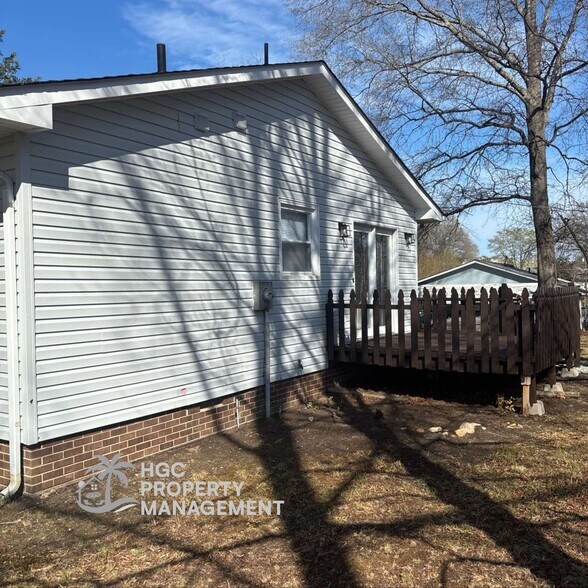 Building Photo - 404 Miles St