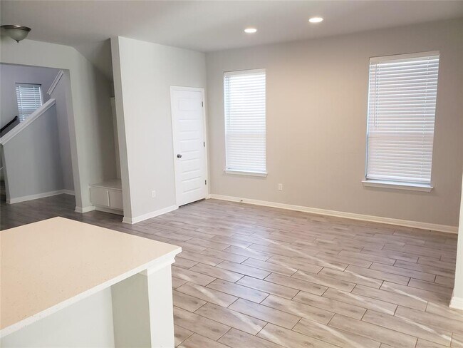 Building Photo - 124 Peruvian Ln