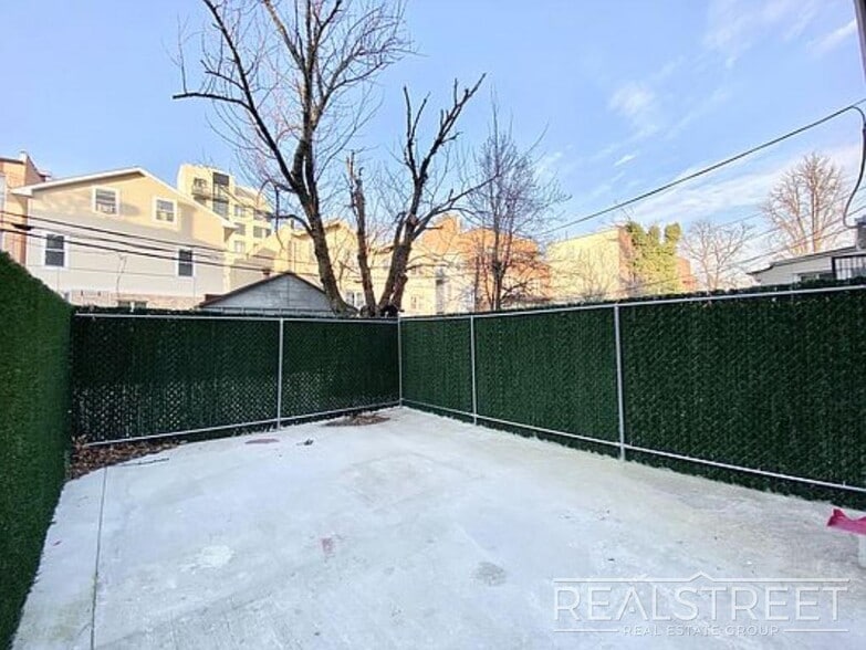 Building Photo - Gorgeous New 3 Bed 1.5 Bath Near Prospect ...