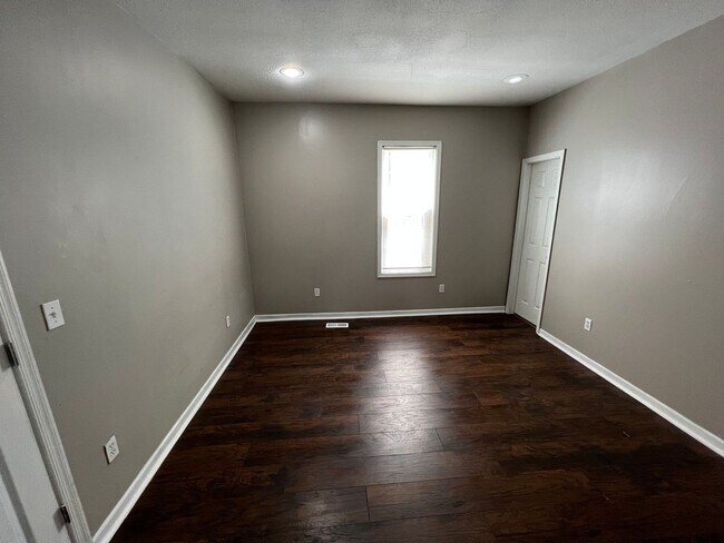 Building Photo - Charming 3-Bedroom Home in Washington Weat...