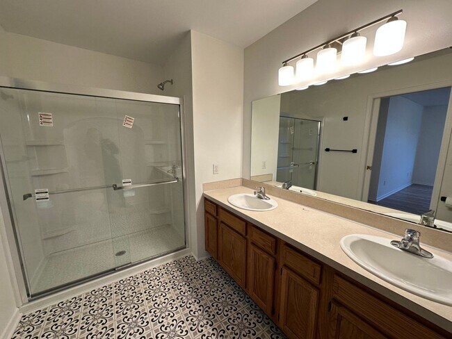 Building Photo - Caledonia Condo! Two Bedroom - Two Full Ba...