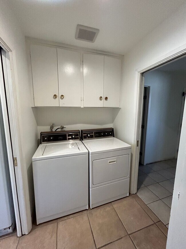 Building Photo - Al Tahoe Home - 3 Bed, 2 Bath with 2 Car G...