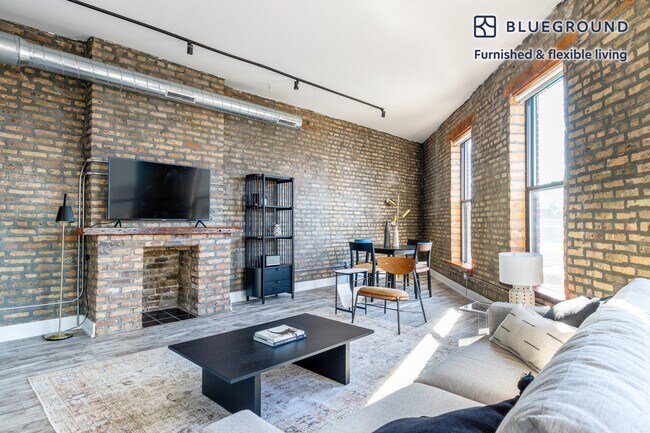 Building Photo - 1570 N Milwaukee Ave