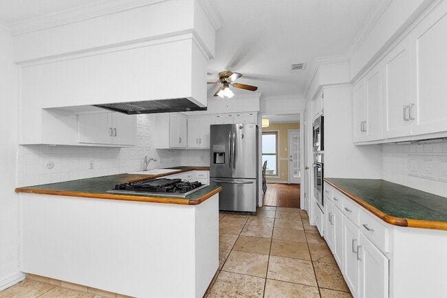 Building Photo - 11634 Southlake Dr