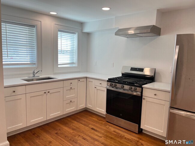 Building Photo - 446 Old Stratfield Rd