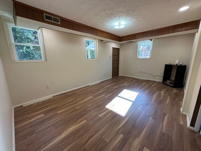 Building Photo - Spacious brick house in Lynchburg!