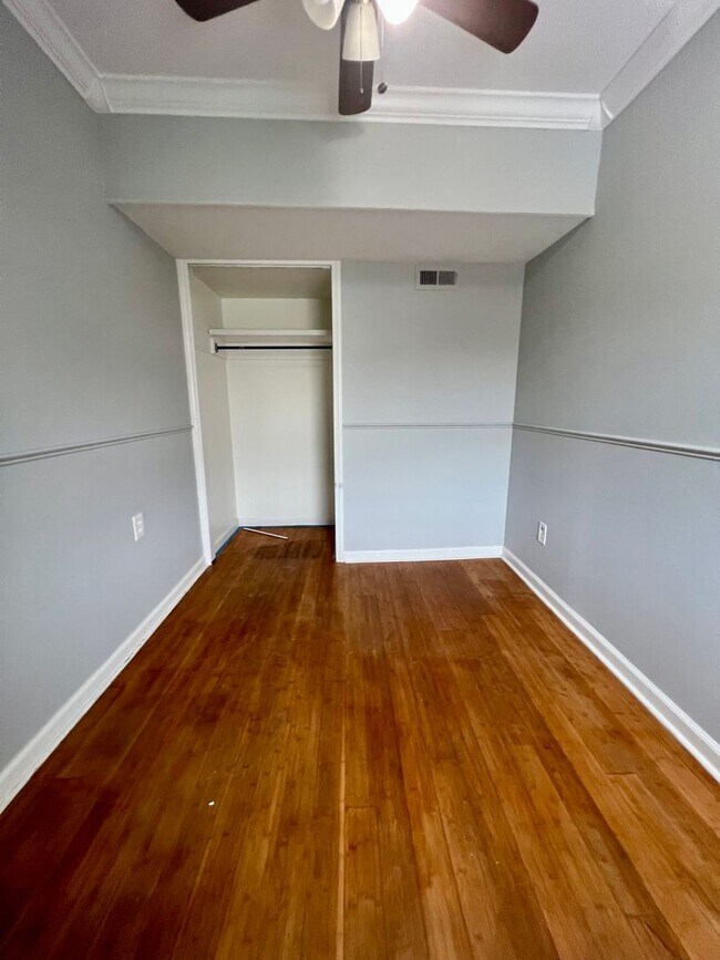 Building Photo - Stunning 4-Bedroom Townhome in the Heart o...