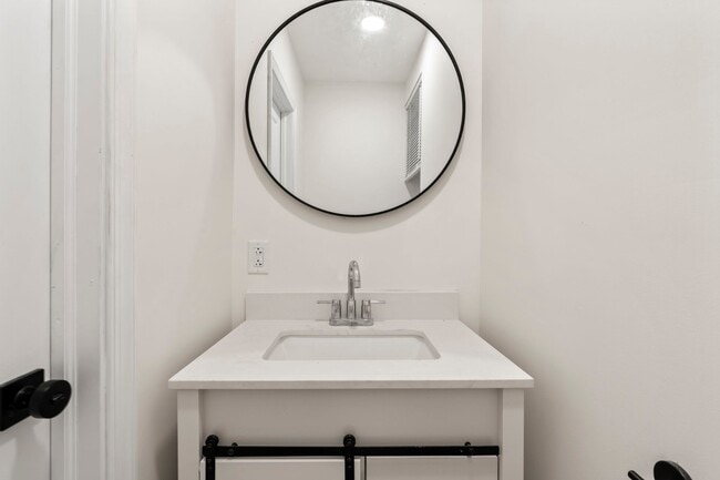 Building Photo - 1638 Latona St