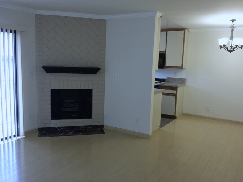 Building Photo - 302 E Elmwood Ave