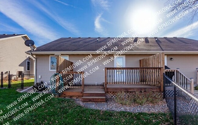 Building Photo - 738 NE Spring St