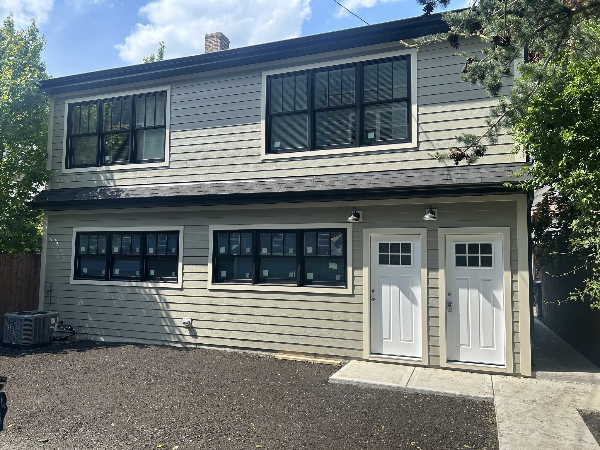 Building Photo - 2128 W Leland Ave