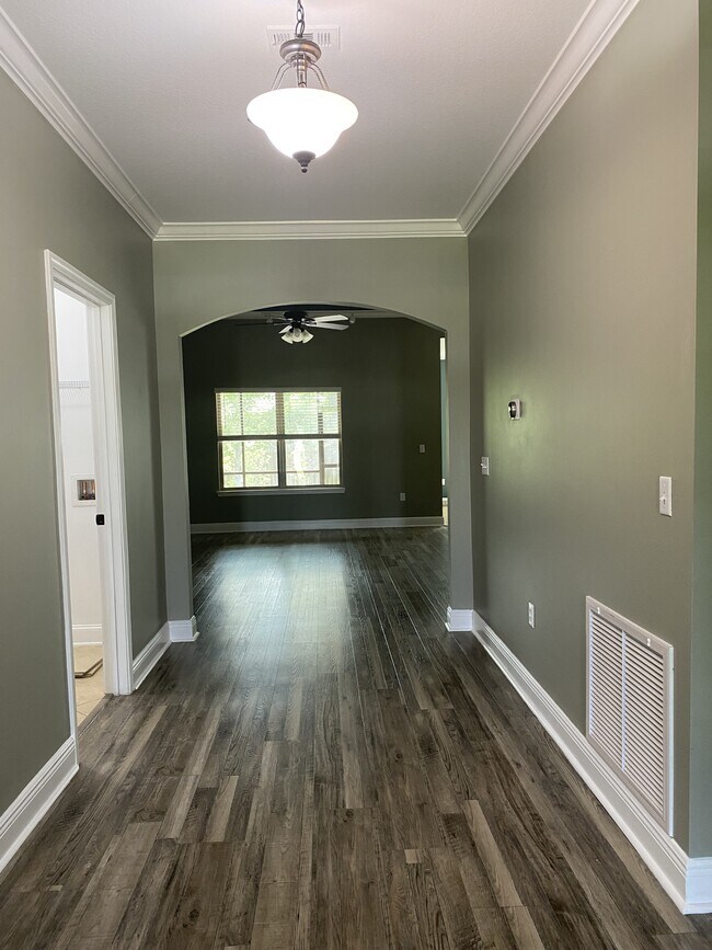 Building Photo - 5870 Pescara Dr