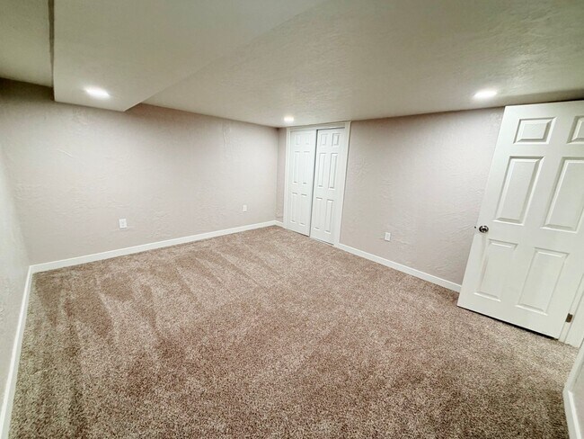 Building Photo - 921 4th Ave N