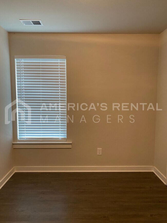 Building Photo - Home for Rent in Jemison, AL! Available to View!