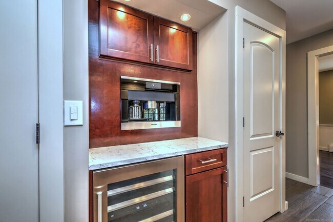 Building Photo - 1591 Huntington Turnpike