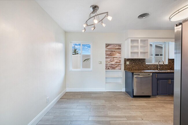 Building Photo - 2611 NE 16th St