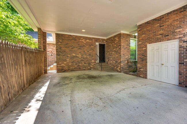 Building Photo - Awesome 3BE/2BA home in the heart of Green...