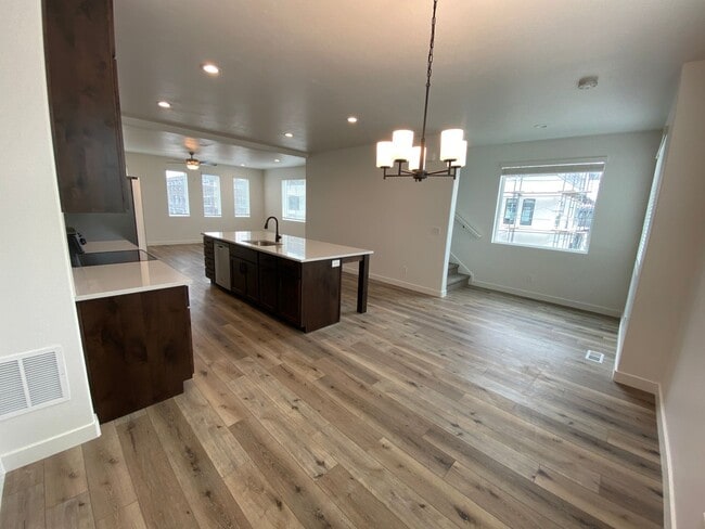 Building Photo - Newer Rockwell Ranch Townhome