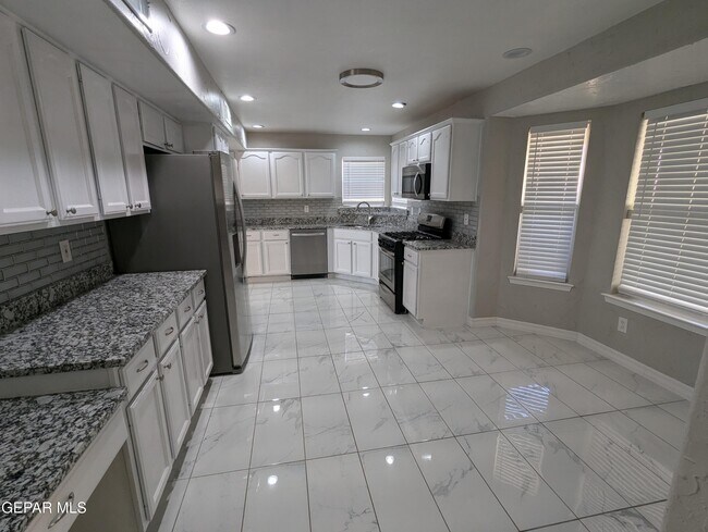 Building Photo - 636 Paseo De Flor Cir