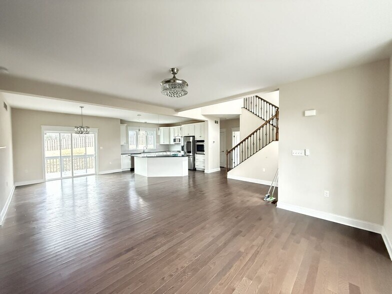 Building Photo - 584 Westlake Dr