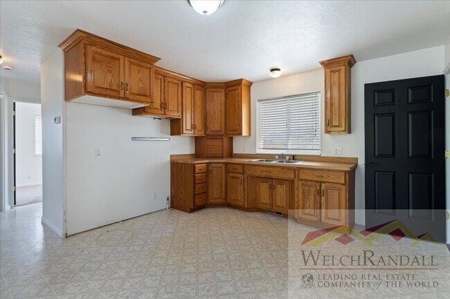Building Photo - Spacious Single Family Home With Attached ...