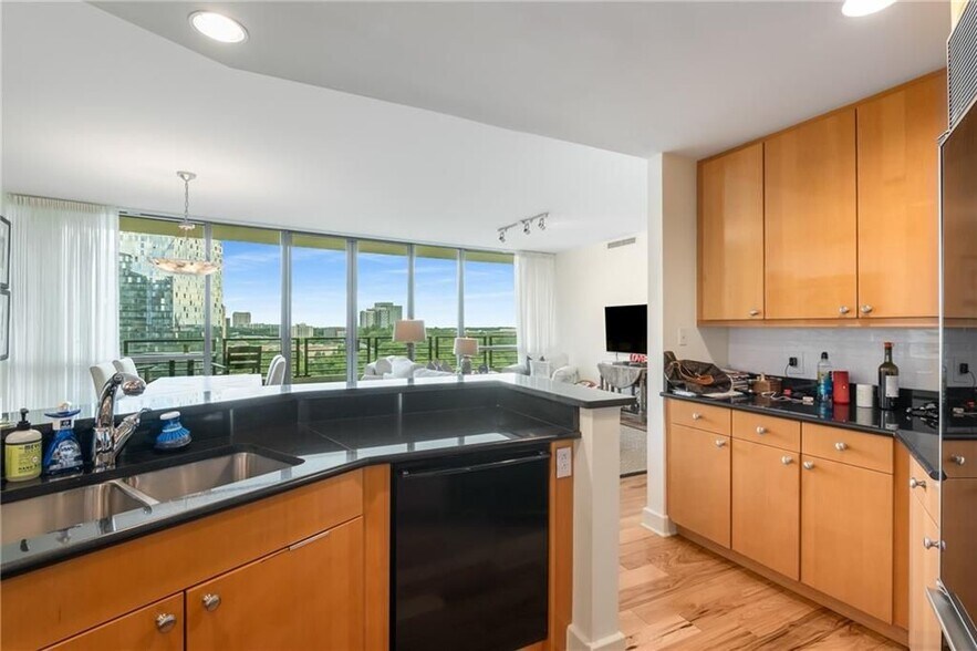 Building Photo - 700 Park Regency Pl NE