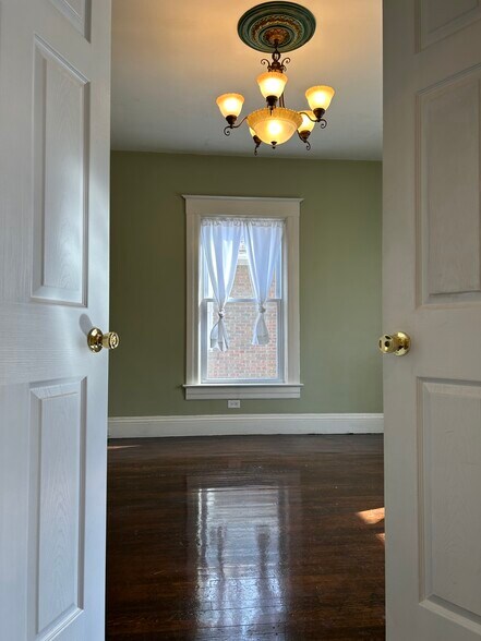 Building Photo - 503 W Allen St