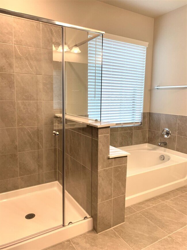 Building Photo - 4-Bedroom Home in Oak Creek - Highly Sough...