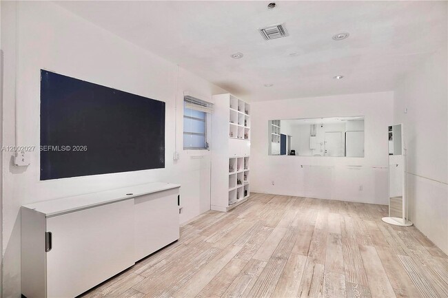 Building Photo - 815 Valencia Ave