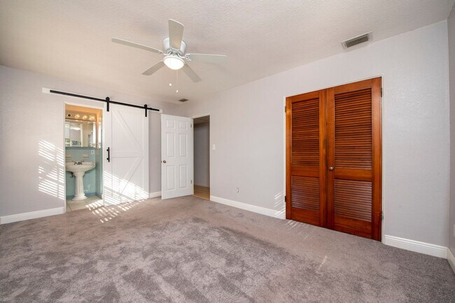 Building Photo - Cute 3/2 House with 2-Car Garage near Lake Underhill/Downtown Orlando