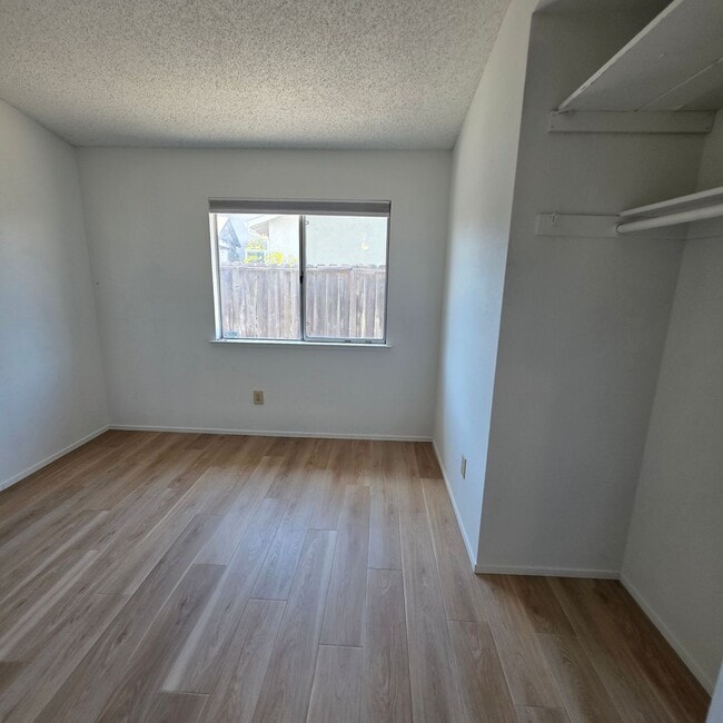 Building Photo - 3bd/2ba Single Story, Fresh Updates, Huge Backyard