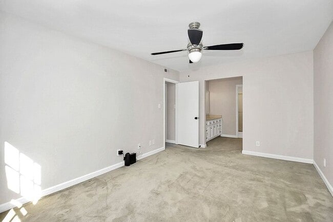 Building Photo - Spacious 2BR/2BA Condo in Prime South Charlotte Location!