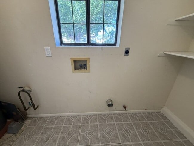 Building Photo - 2 Bedroom 1 Bath Contact Property Pros Property Management