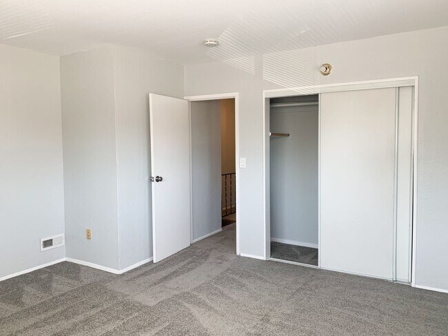 Building Photo - 256 N 16th St