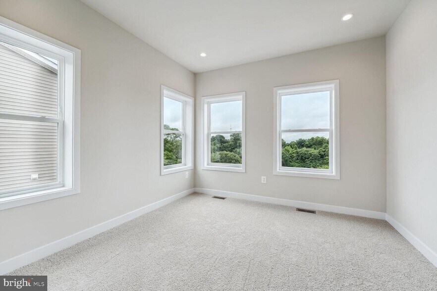 2nd master bdroom in the 4-brm apt #2 - 2512 Elvans Rd SE