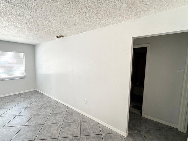 Building Photo - 542 W Lake Deer Dr