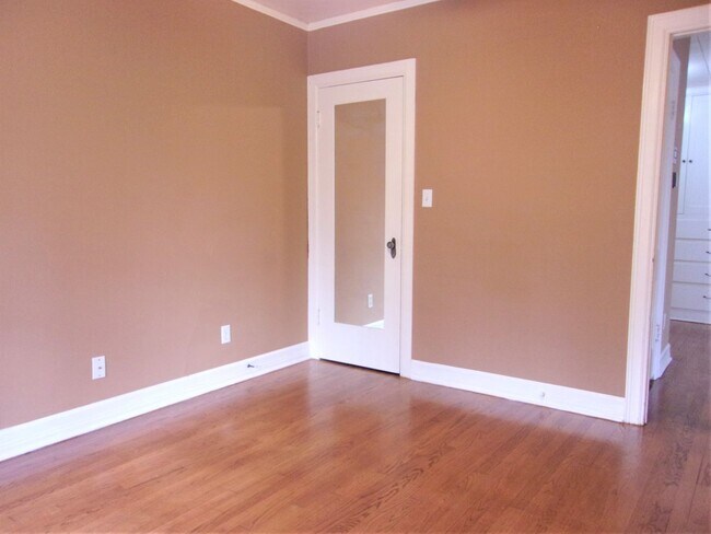 Building Photo - 3 BED 1 BATH TUDOR COTTAGE LAS VEGAS ADDIT...