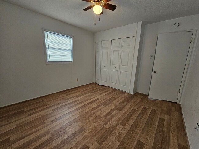 Building Photo - NW 3 Bedroom 1 bath, Large Fenced Yard, 1 Stall Garage