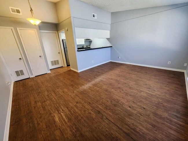 Building Photo - 608 W 51st St