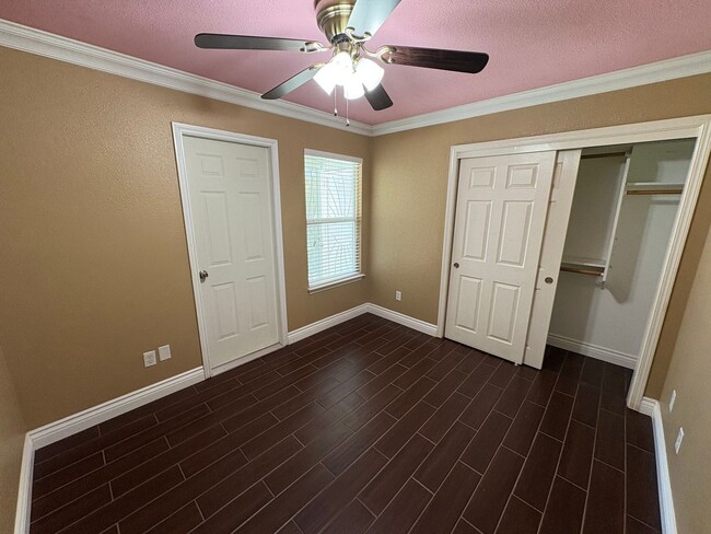 Building Photo - 744 W Buena Vista Ave