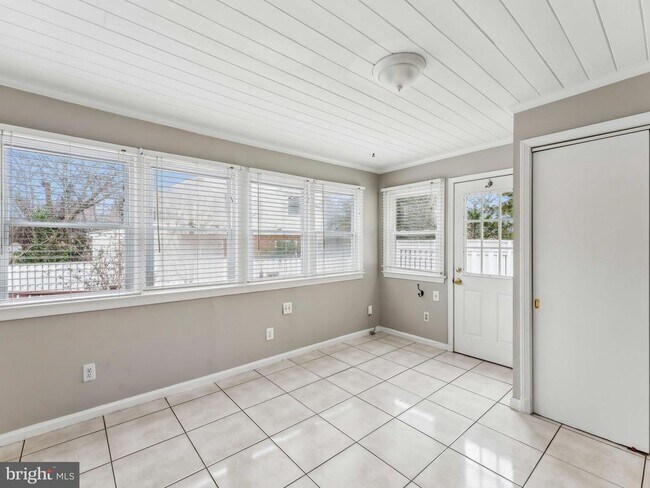 Building Photo - 3503 Maple Ct