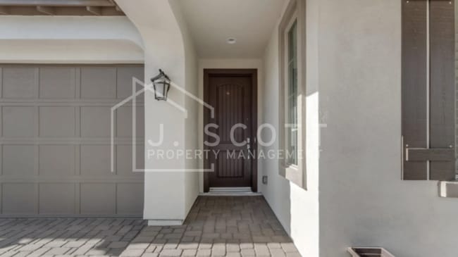 Building Photo - Modern 4-Bedroom Home with Upgraded Kitche...